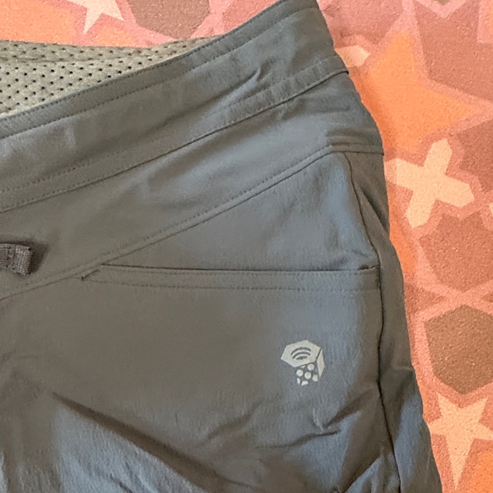 Mountain Hardwear Y2K Women's Charcoal Cargo Hiking Shorts - Picture 4 of 5